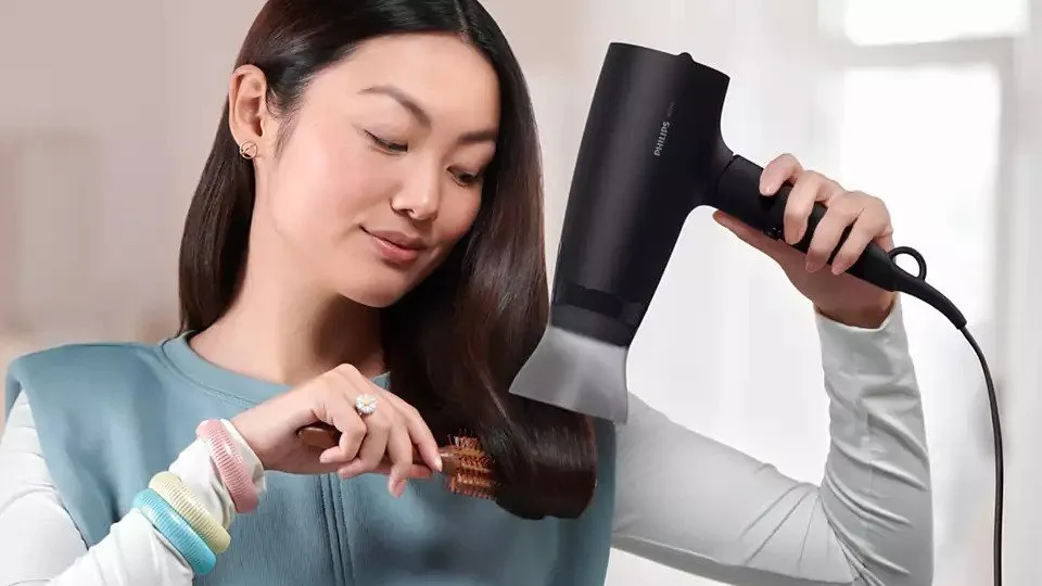 Фен Philips 1600 Вт компактный черный с холодным воздухом и складной ручкой