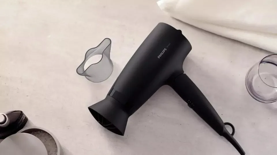 Фен Philips 1600 Вт компактный черный с холодным воздухом и складной ручкой