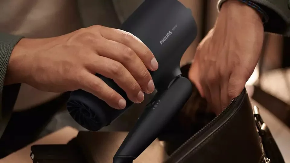 Фен Philips 1600 Вт компактный черный с холодным воздухом и складной ручкой