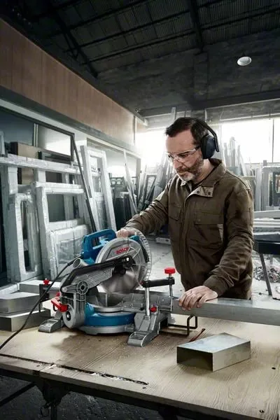 Торцовочная пила Bosch Professional GCM 216, 1300 Вт, диск 216 мм, вес 101 кг