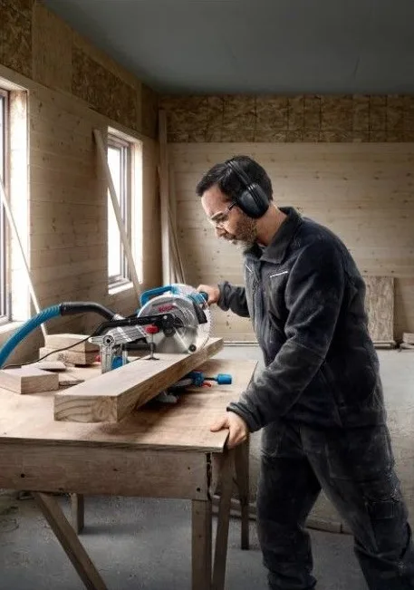 Торцовочная пила Bosch Professional GCM 216, 1300 Вт, диск 216 мм, вес 101 кг