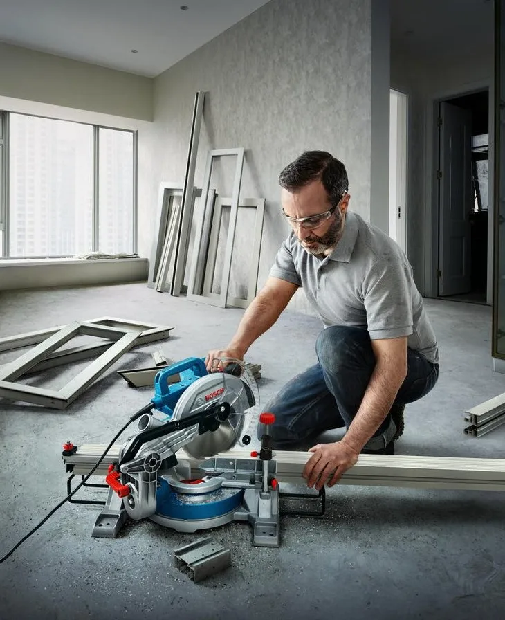 Торцовочная пила Bosch Professional GCM 216, 1300 Вт, диск 216 мм, вес 101 кг