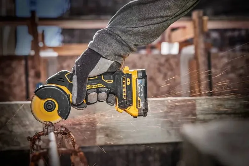 Акумуляторна дискова пила DeWalt 18В XR, 76х10мм, 20000 об/хв, вага 0.94 кг, без батареї та зарядного пристрою.