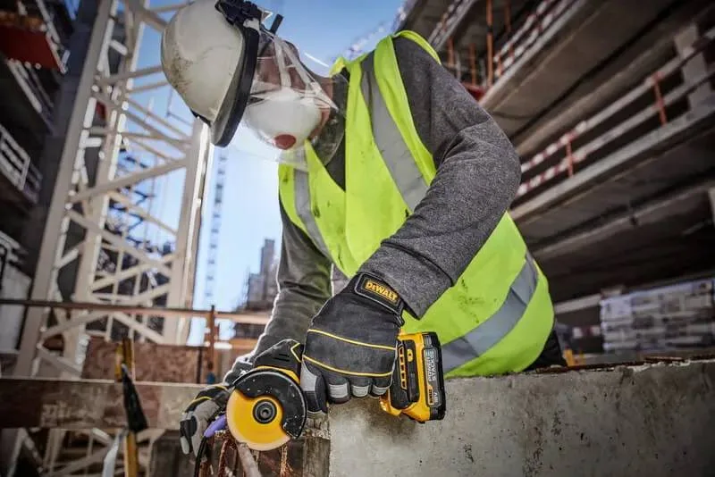 Акумуляторна дискова пила DeWalt 18В XR, 76х10мм, 20000 об/хв, вага 0.94 кг, без батареї та зарядного пристрою.