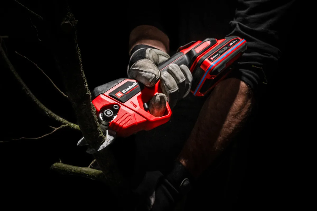 Акумуляторний секатор Einhell Professional GP-LS 18/28 Li BL - Solo PXC 18В, для гілок до 28/14мм, сталь SK5, вага 0.82кг, без зар