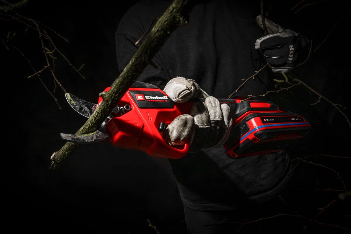 Акумуляторний секатор Einhell Professional GP-LS 18/28 Li BL - Solo PXC 18В, для гілок до 28/14мм, сталь SK5, вага 0.82кг, без зар