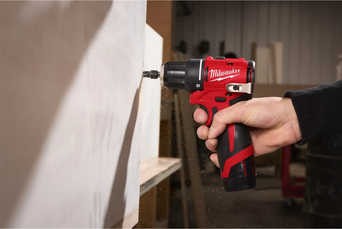 Аккумуляторная шуруповерт-дрель Milwaukee 12В 2Ач 40Нм 1700об/мин 0 98кг