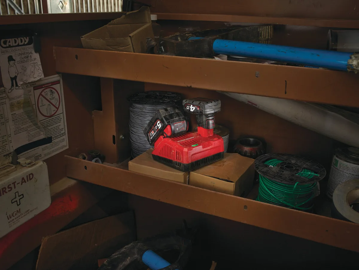 Зарядний блок Milwaukee M12-18FC TURBO для акумуляторів 12/18В, вага 1.01 кг.