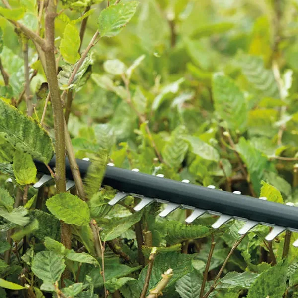 Акумуляторний кущоріз Bosch UniversalHedgeCut 18V-50, 18В, 1x2.5А·год, 50мм крок різу, 20мм, модель ЗП AL1830CV, вага 2.6кг.