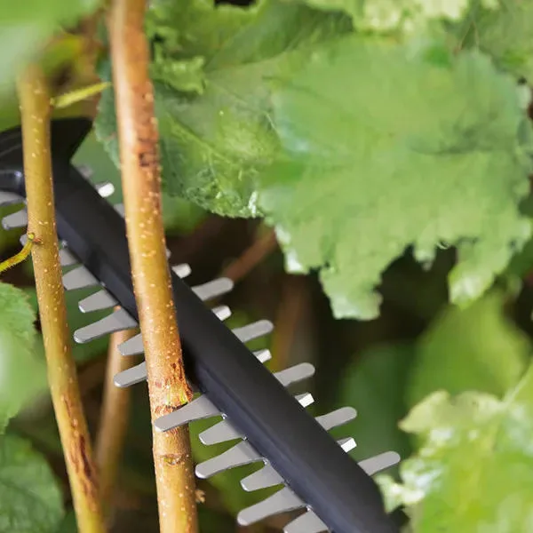 Акумуляторний кущоріз Bosch UniversalHedgeCut 18V-50, 18В, 1x2.5А·год, 50мм крок різу, 20мм, модель ЗП AL1830CV, вага 2.6кг.