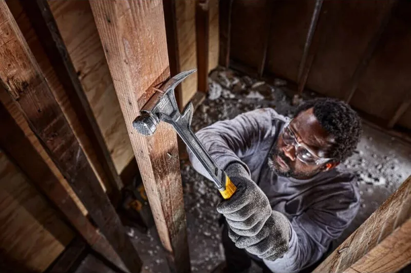 Демонтажний молоток DeWALT DEMO-CLAW 624г 43см з металевим гумовим руків'ям та прямим цвяходером.