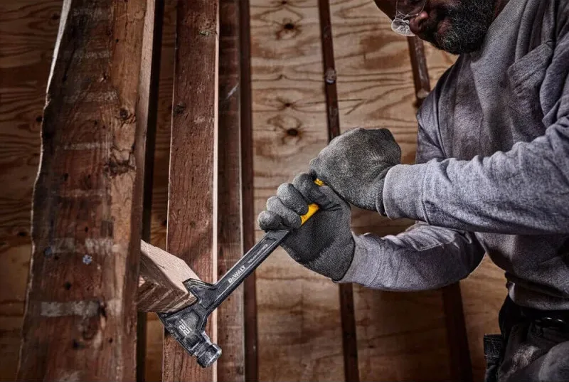 Демонтажний молоток DeWALT DEMO-CLAW 624г 43см з металевим гумовим руків'ям та прямим цвяходером.