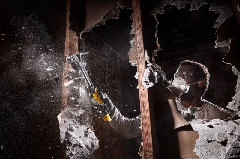Демонтажний молоток DeWALT DEMO-CLAW 624г 43см з металевим гумовим руків'ям та прямим цвяходером.