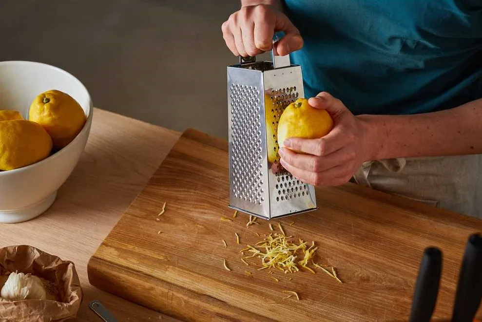 Мультимісна терка Fiskars Essential, 23 см, з нержавіючої сталі.