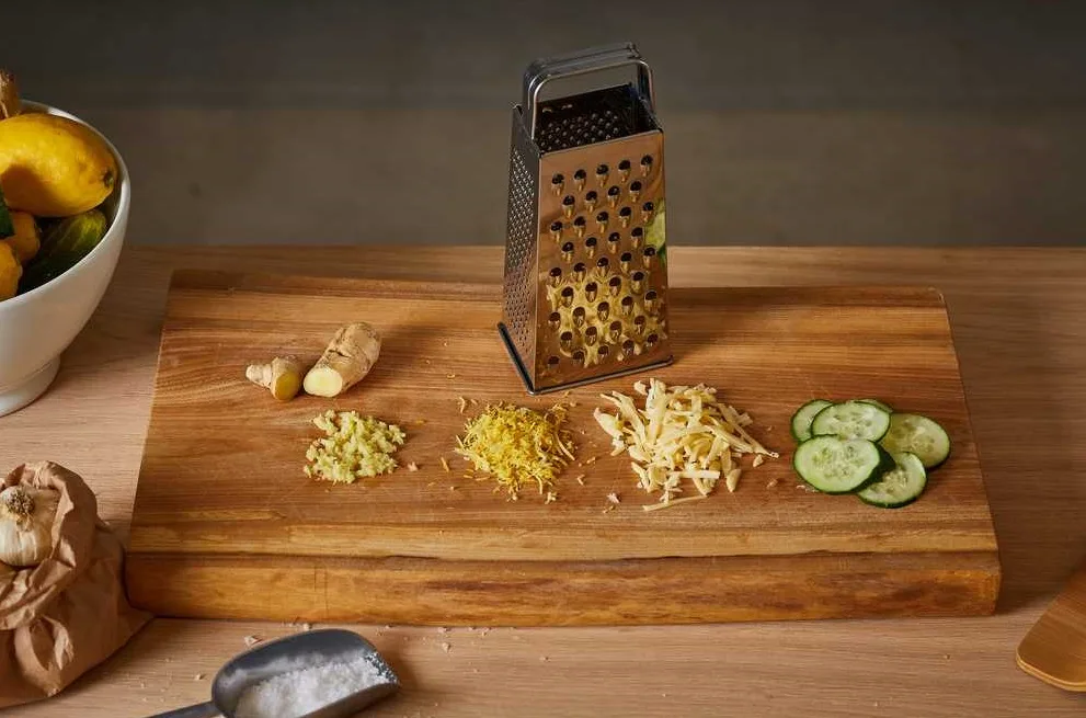 Мультимісна терка Fiskars Essential, 23 см, з нержавіючої сталі.