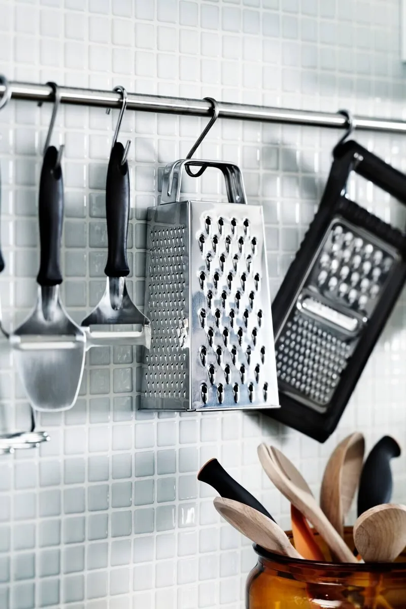 Мультимісна терка Fiskars Essential, 23 см, з нержавіючої сталі.