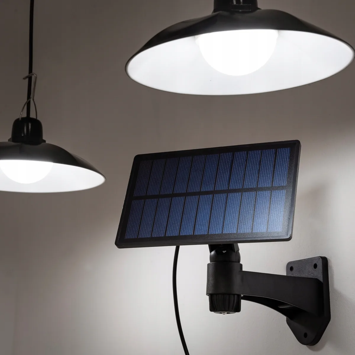 Подвісна LED люстра LumiLED чорна 17 см пластикова для саду сонячна 4000 K