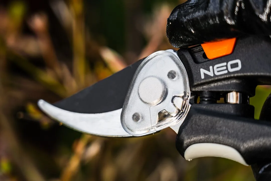 Секатор плоский Neo Tools, діаметр різу 18 мм, довжина 200 мм, вага 206 г.