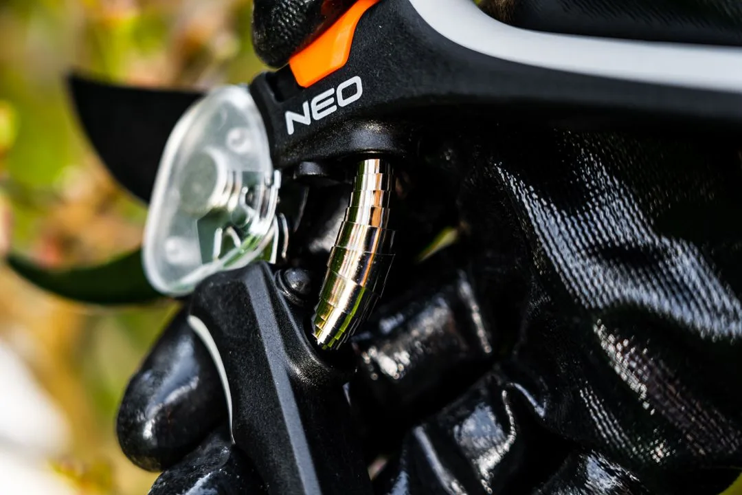Секатор плоский Neo Tools, діаметр різу 18 мм, довжина 200 мм, вага 206 г.