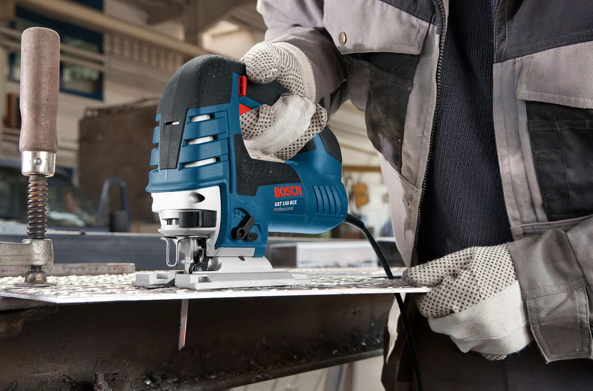 Лобзик Bosch Professional GST 150 BCE, 780 Вт, 500-3100 об/хв, вага 2.7 кг.