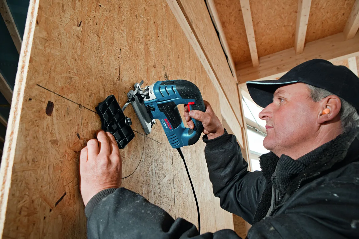 Лобзик Bosch Professional GST 150 BCE, 780 Вт, 500-3100 об/хв, вага 2.7 кг.