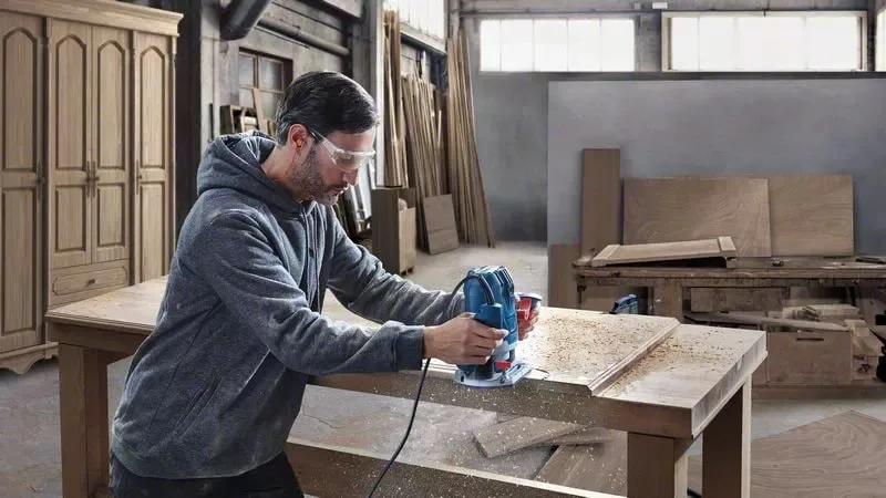 Фрезер Bosch Professional GOF 130, 1300 Вт, цанга 6 та 8 мм, 11000-28000 об/хв, вага 3.5 кг.