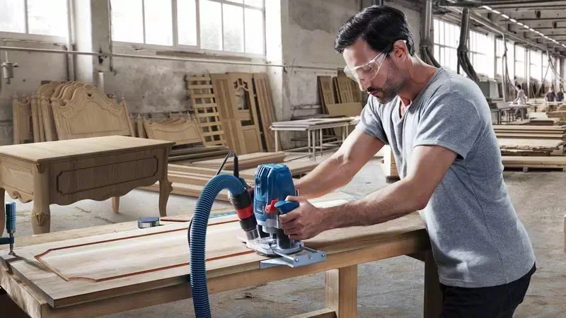 Фрезер Bosch Professional GOF 130, 1300 Вт, цанга 6 та 8 мм, 11000-28000 об/хв, вага 3.5 кг.