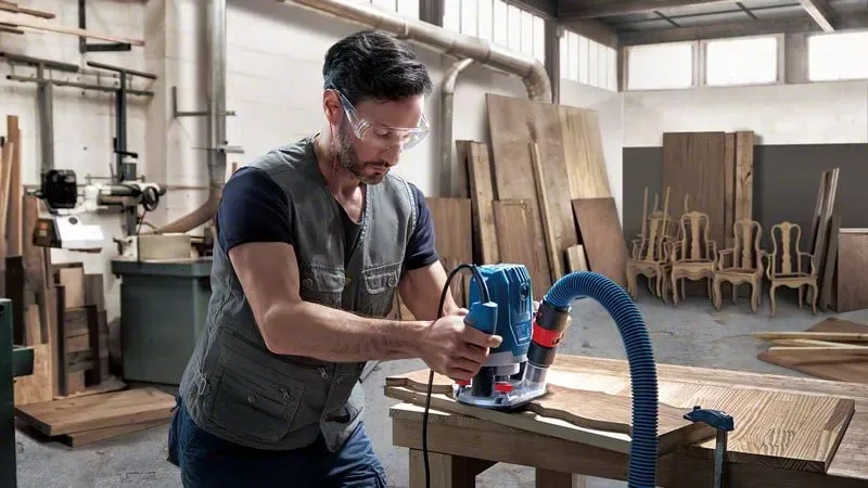Фрезер Bosch Professional GOF 130, 1300 Вт, цанга 6 та 8 мм, 11000-28000 об/хв, вага 3.5 кг.