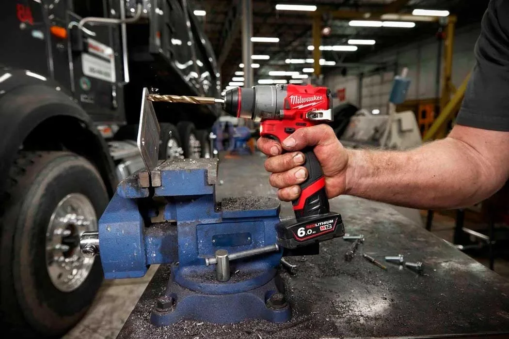 Акумуляторний шуруповерт-дриль Milwaukee M12 FDD2-0 12В 45Нм 450·1550об/хв 1.1кг без батареї та зарядного пристрою.