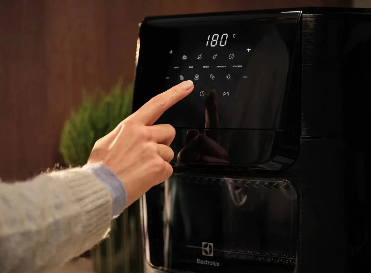 Мультифункційна піч Electrolux 1800Вт, ємність 12л, сенсорне управління, 12 автоматичних програм, віконце, пластиковий корпус, чор