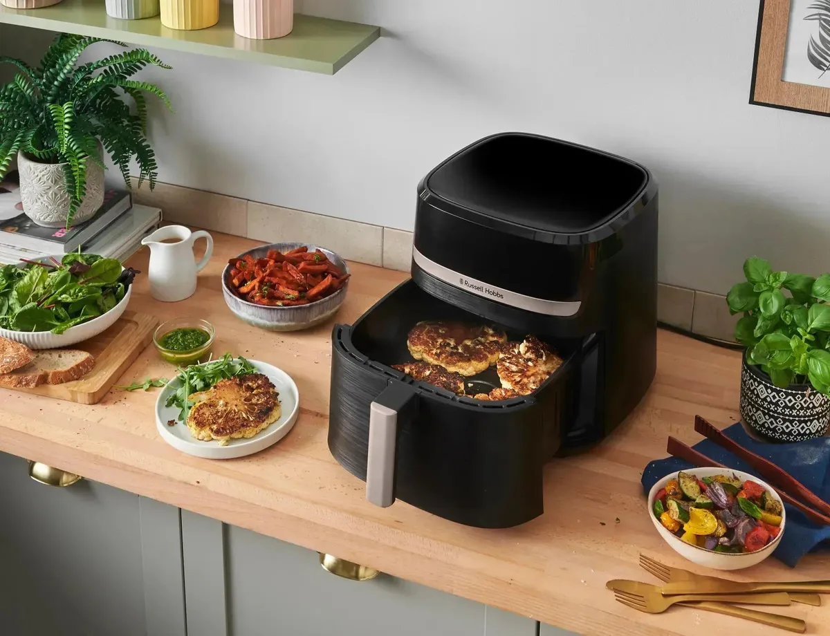 Мультифункційна піч Russell Hobbs 1800Вт, ємність 8.3л, сенсорне керування, 9 автоматичних програм, пластиковий корпус, чорний кол