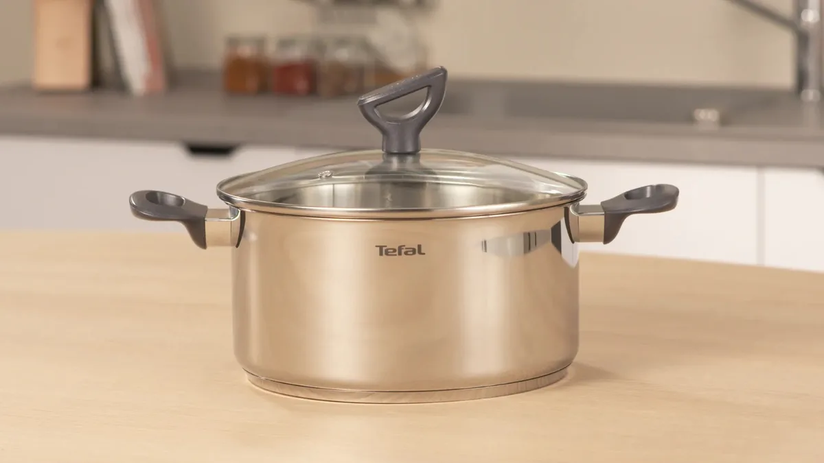 Каструля Tefal Daily Cook з кришкою, 24 см, з нержавіючої сталі, алюмінієвого сплаву та бакелітовою ручкою.