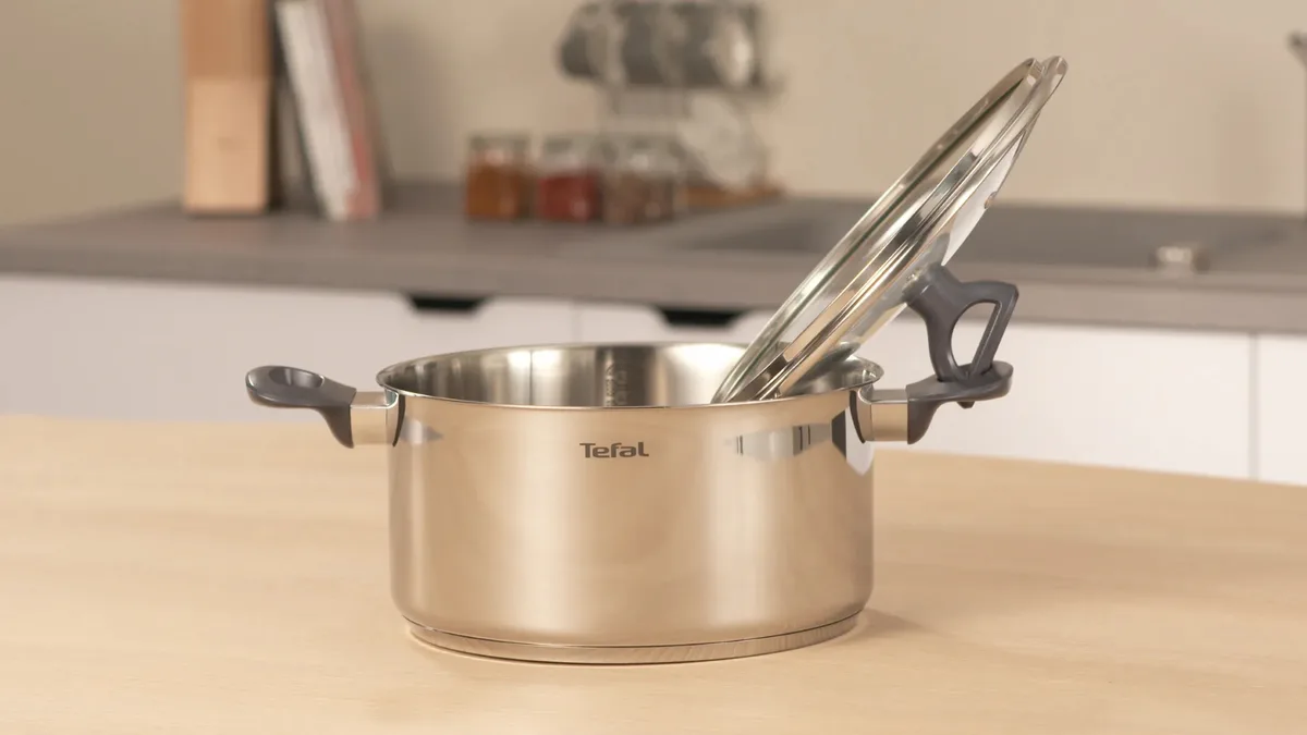 Каструля Tefal Daily Cook з кришкою, 24 см, з нержавіючої сталі, алюмінієвого сплаву та бакелітовою ручкою.