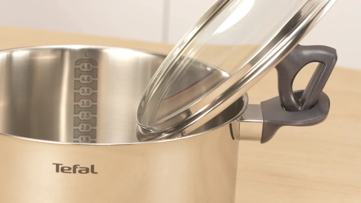 Каструля Tefal Daily Cook з кришкою, 24 см, з нержавіючої сталі, алюмінієвого сплаву та бакелітовою ручкою.