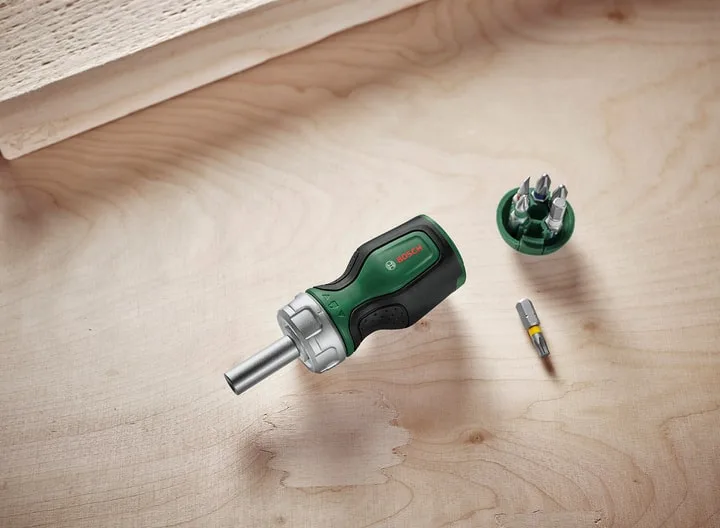 Викрутка Bosch з реверсивним механізмом і 6 змінними насадками.