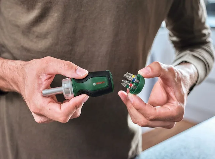 Викрутка Bosch з реверсивним механізмом і 6 змінними насадками.