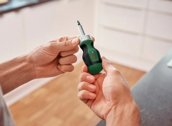 Викрутка Bosch з реверсивним механізмом і 6 змінними насадками.