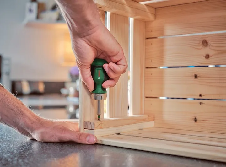 Викрутка Bosch з реверсивним механізмом і 6 змінними насадками.