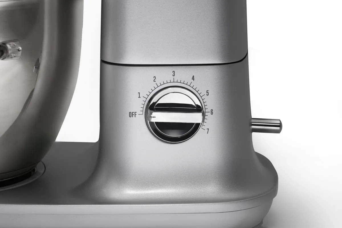 Кухонний комбайн Gorenje 1000Вт, металевий корпус та чаша, 7 насадок, сріблясто-червоного кольору.