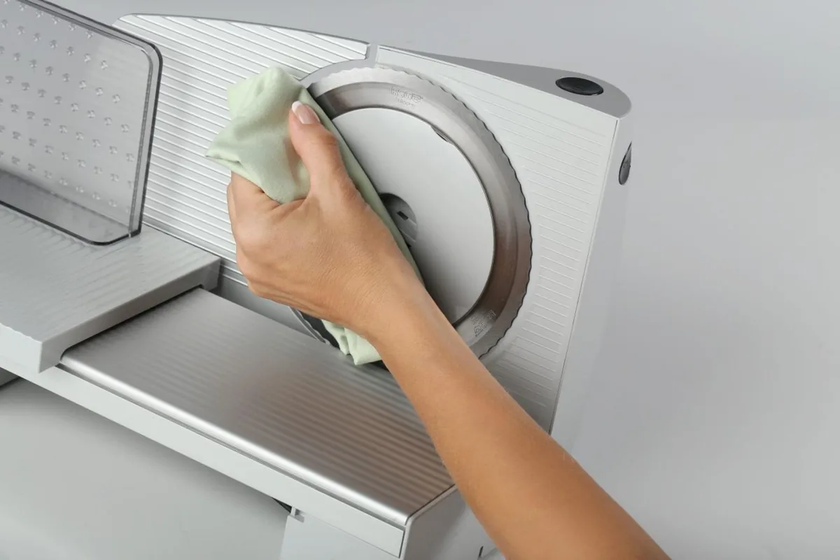 Ніж для нарізки Gorenje R607A/110 Вт/ імпульсний режим/ товщина нарізки - 1-15 мм/ корпус - пластик + метал