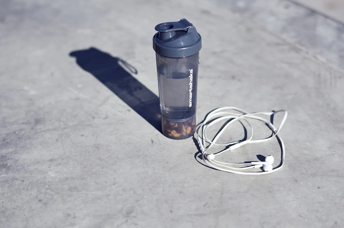Шейкер спортивний SmartShake пластик 500 мл сірий 2 відсіки