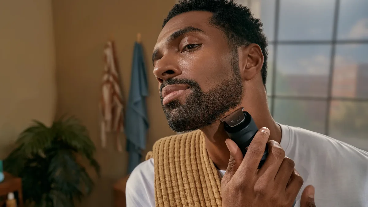 Тример Philips Series 7000 для бороди та вусів, акумуляторний, з нержавіючої сталі, чорний та сріблястий.