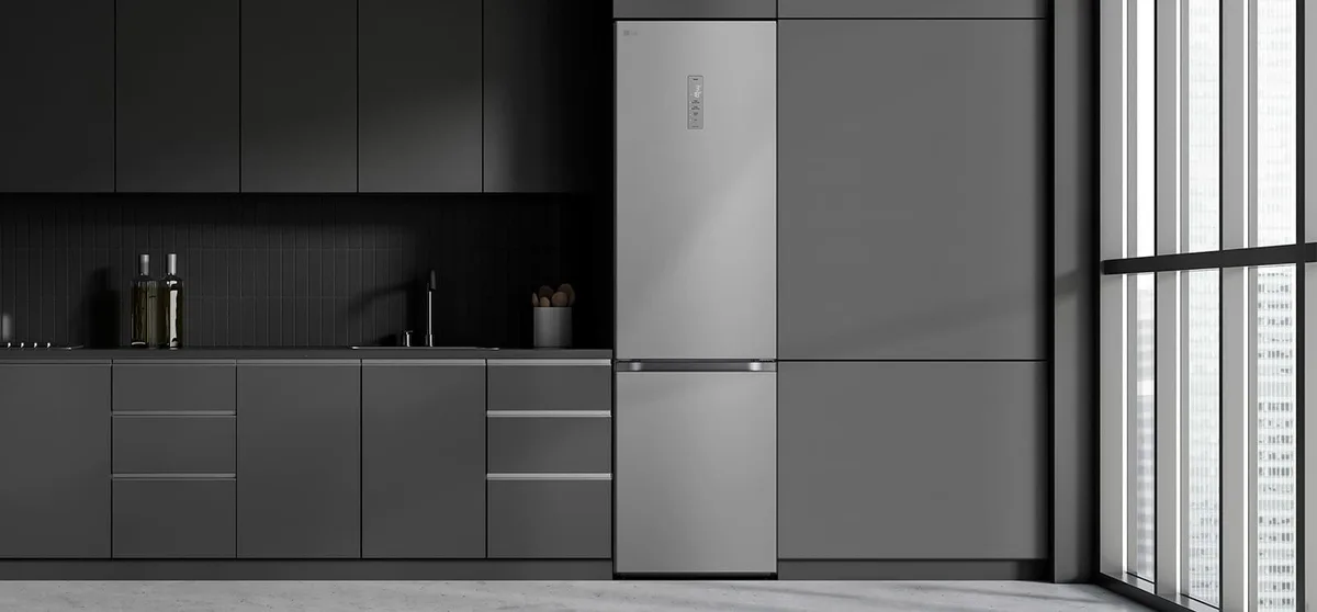 Холодильник LG з нижнім морозильником, розміри 203x60x68 см, об'єм холодильної камери 277 л, морозильної камери 110 л, 2 двері, кл