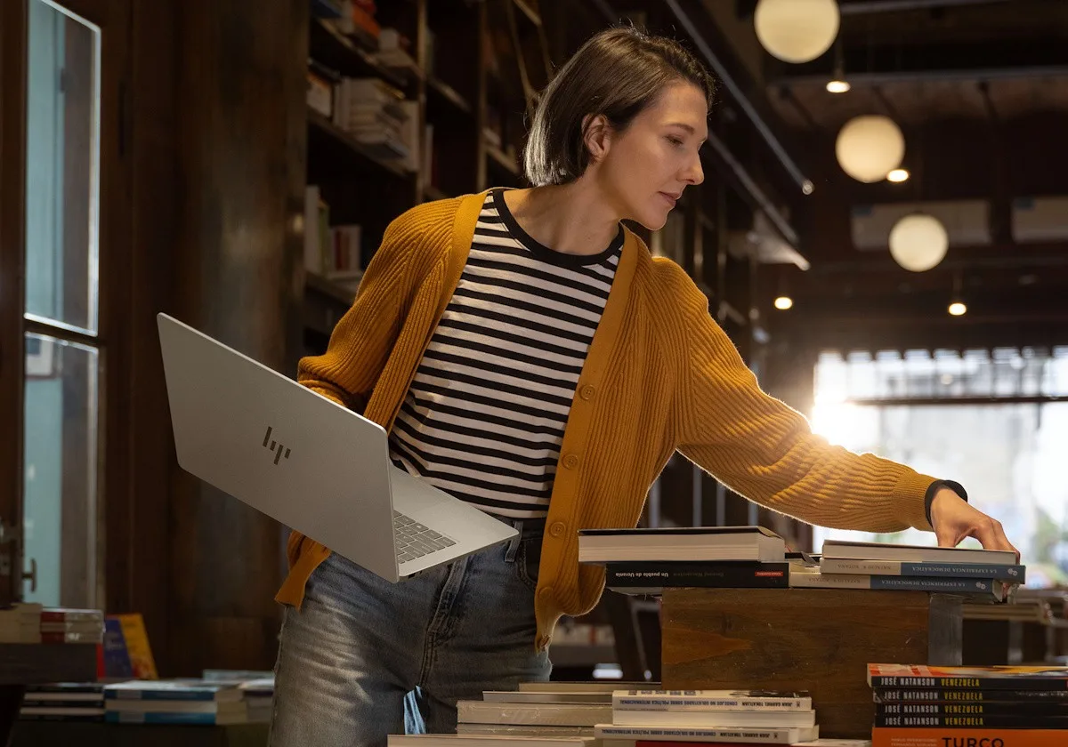 Ноутбук HP OmniBook 7 14-fr0000ua 14" 3K OLED, Intel U7-255H, 32GB, F1TB, UMA, Win11, сріблястий