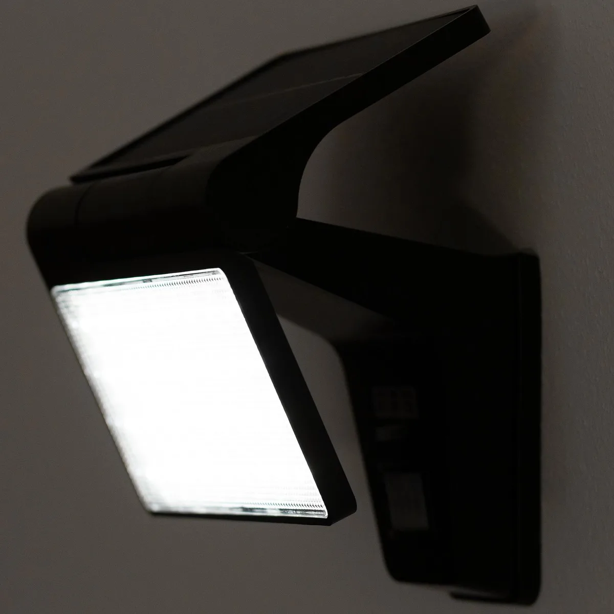 Сонячний LED-прожектор LumiLED пластик 15,2х12,6х22,9 см чорний