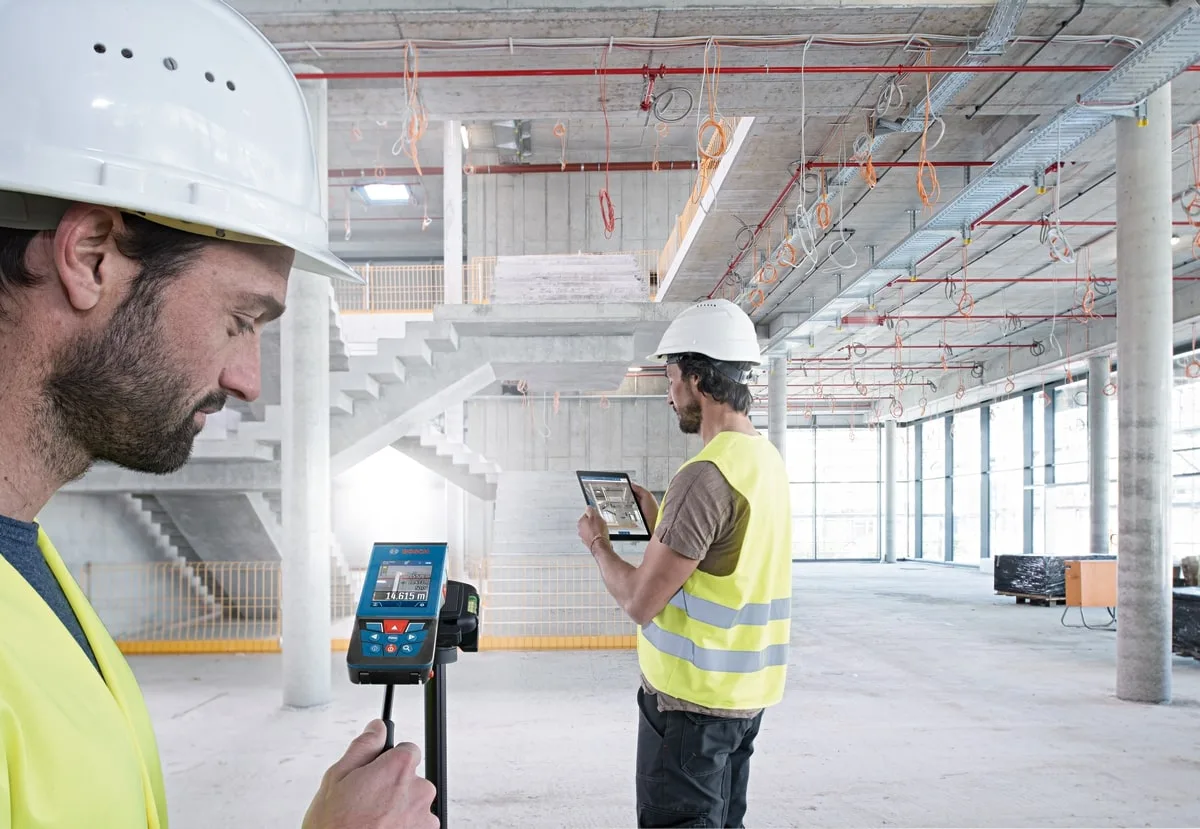 Лазерний далекомір Bosch Professional GLM 100-25 C, діапазон 0.08–100м, точність ±1.5мм, 360°, з Bluetooth та чохлом, вага 0.23кг.
