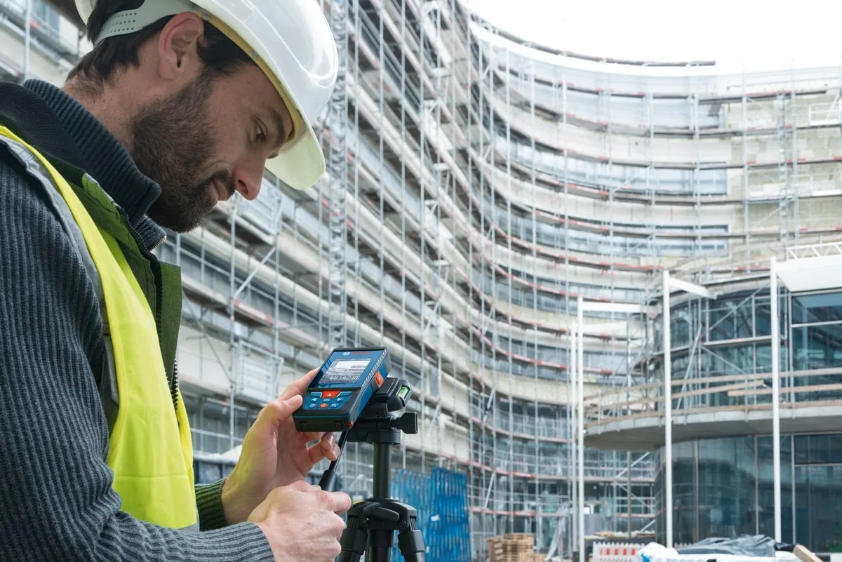 Лазерний далекомір Bosch Professional GLM 100-25 C, діапазон 0.08–100м, точність ±1.5мм, 360°, з Bluetooth та чохлом, вага 0.23кг.