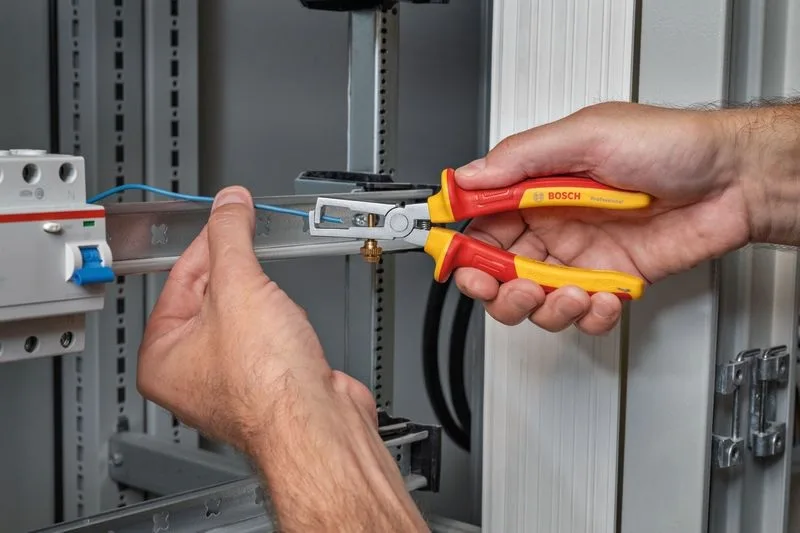 Універсальний знімач ізоляції Bosch Professional, 160 мм, з сертифікацією VDE.