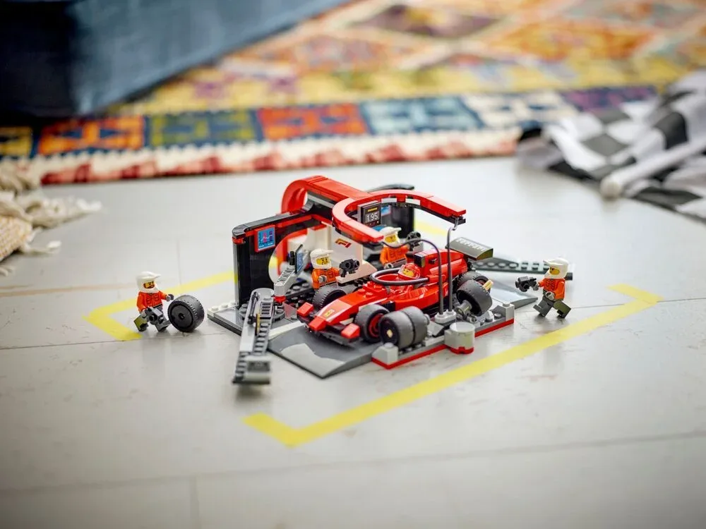 Конструктор LEGO City 6+ разноцветный пит-стоп F1 с болидом Ferrari