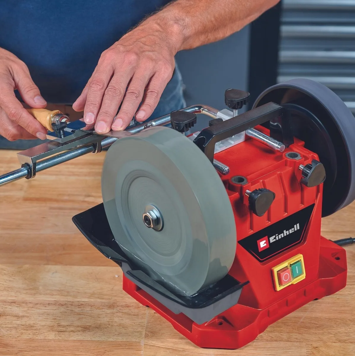Станок для влажной заточки Einhell TC-WG 200, мощность 125Вт, диск 200х32мм, кожаный диск 180х30мм, 110 об/мин, вес 733кг
